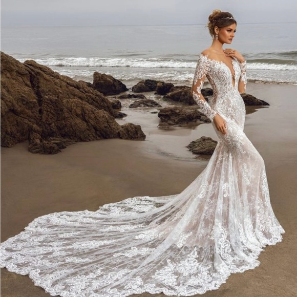 Elegant Ivory Lace Bridal Gown